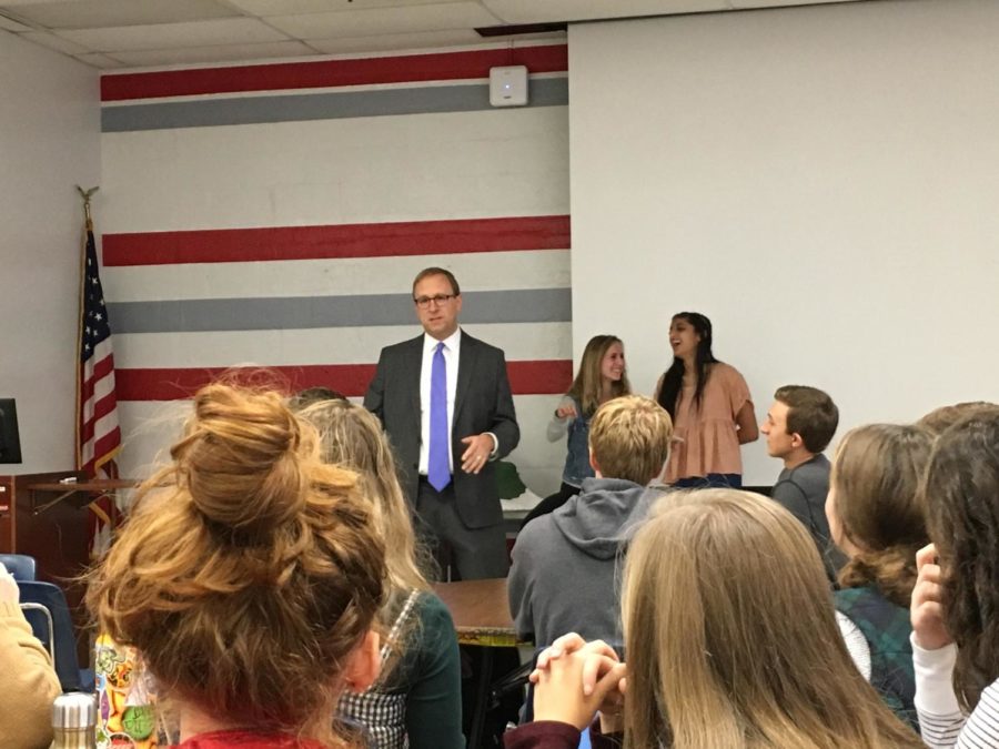ABC News Chief White House Correspondent Jonathan Karl speaks to AP Government students on Dec. 5. Karl answered 25 questions from students. (Photo by Sam Gollob)