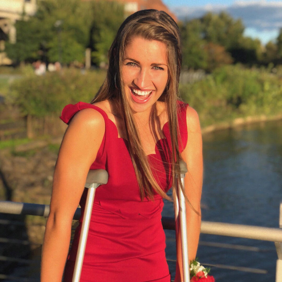 Howley+laughs+at+Homecoming+with+her+crutches+after+the+accident.