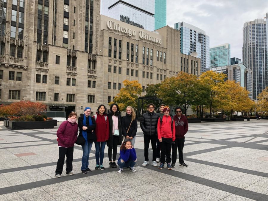 Journalism students smile for a group photo in front of the Chicago Tribune building. 
The students enjoyed the tour around the city. 
