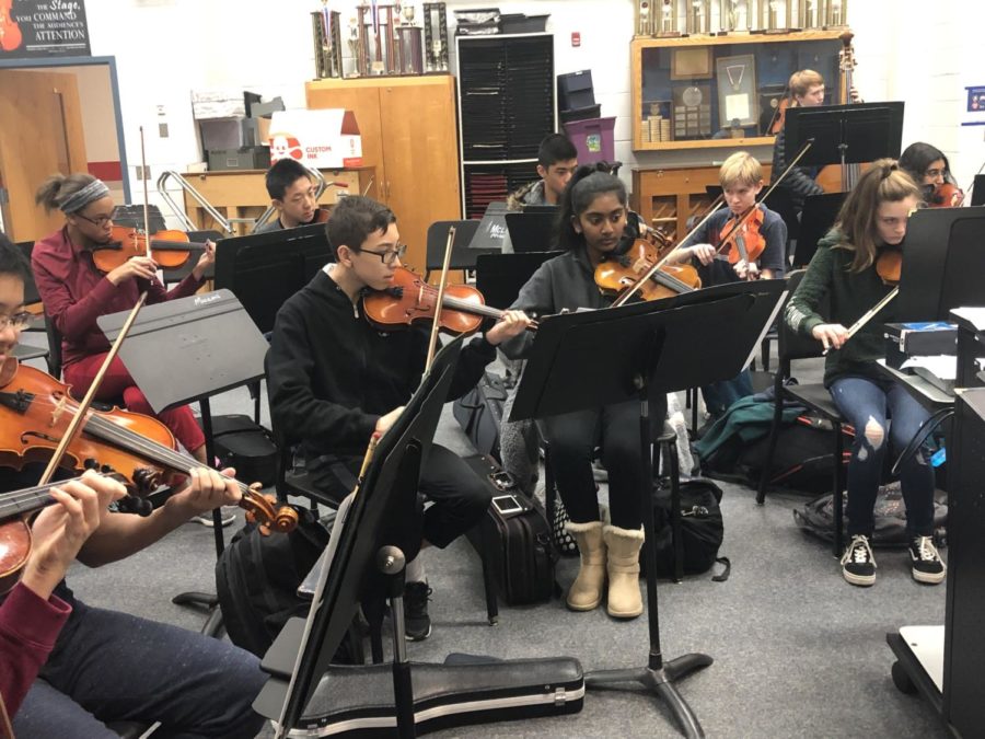 Students practice their pieces during their orchestra class. Photo by Dua Mobin.