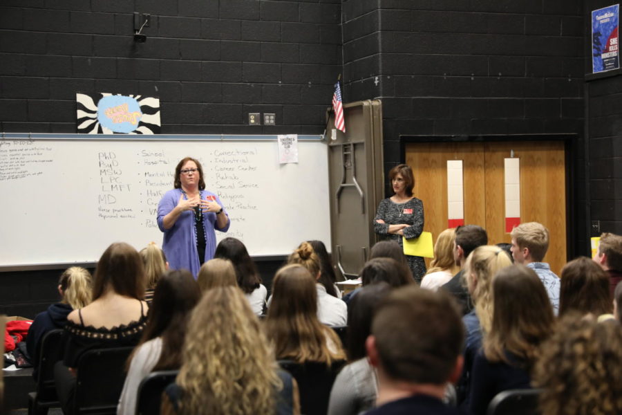Speakers from the Health Science careers explains their professions as psychologist and psychiatrist. Sophomore Career Talks was held on Mar. 26. 