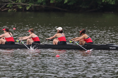 2V girls in the last 500 meters of the race