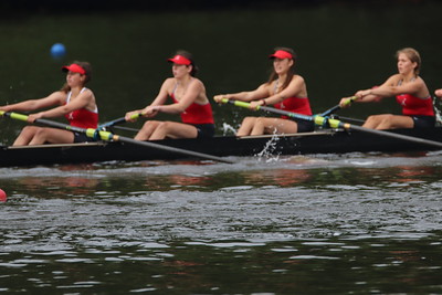 1V girls in their final race