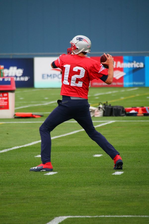 New England quarterback Tom Brady lead the Patriots to a commanding win over the rival Steelers, showing no signs of aging. (photo obtained via Creative Commons license labeled for reuse)