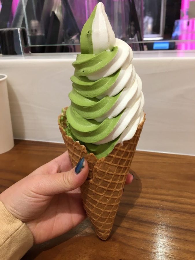 This is the soft-serve matcha-vanilla ice cream swirl. It has just the right sweetness and matcha flavor. 