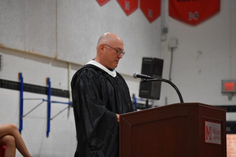 Retiring English teacher Kenneth Kramer delivered a speech for the graduating class.