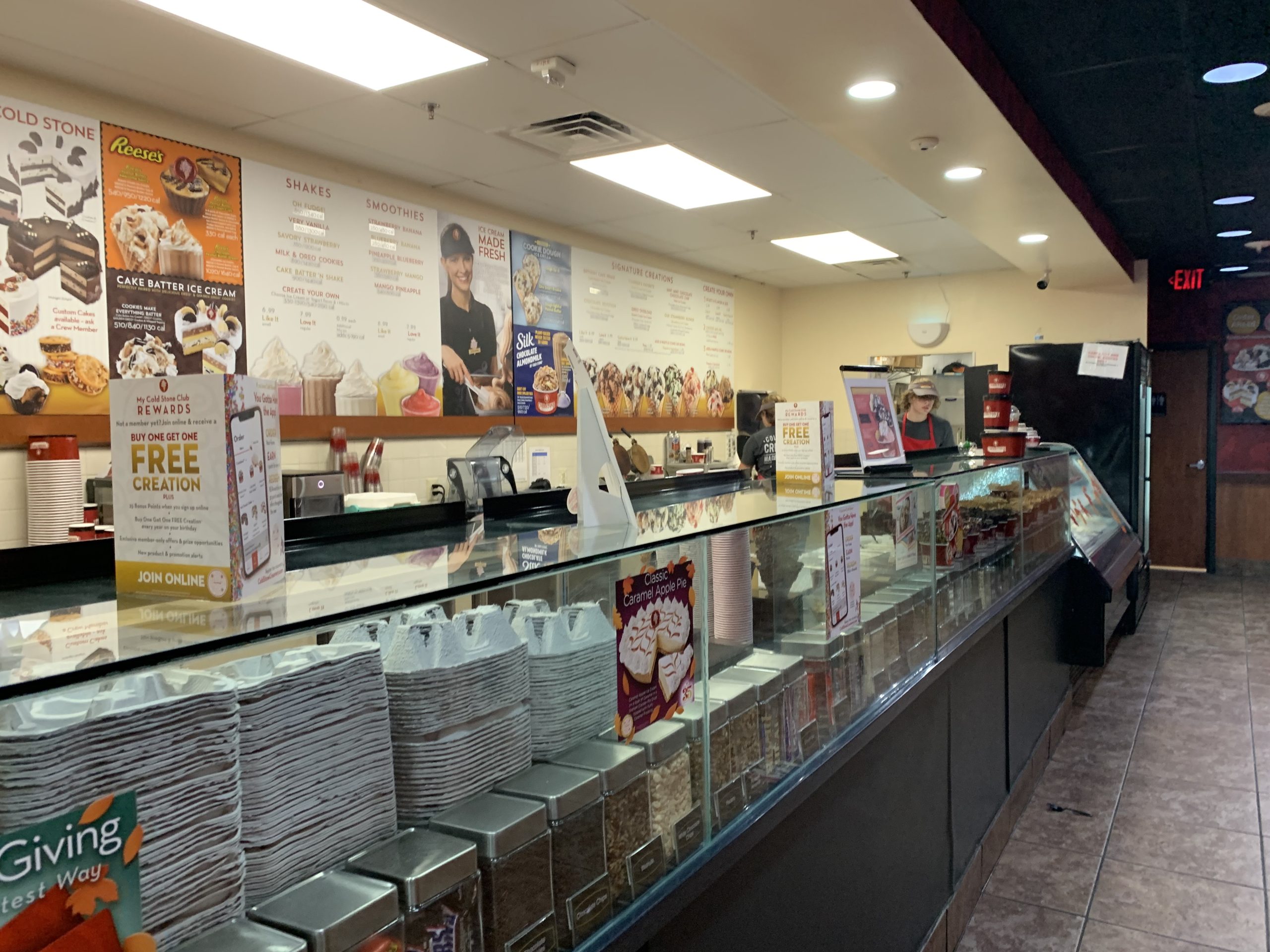 Cold Stone Creamery advertises their fall ice cream flavors to customers.