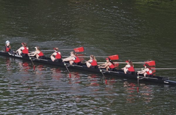 Girls crew rowing down the Patomac River during a 2023 spring competition