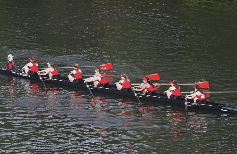 Girls crew rowing down the Patomac River during a 2023 spring competition