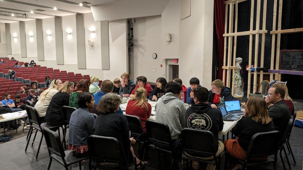 Students+spectate+as+McLeans+Quiz+Bowl+team+plays+a+match+against+teacher+volunteers.+Students+interested+in+Quiz+Bowl+can+participate+in+Trivia+Night+on+April+12.