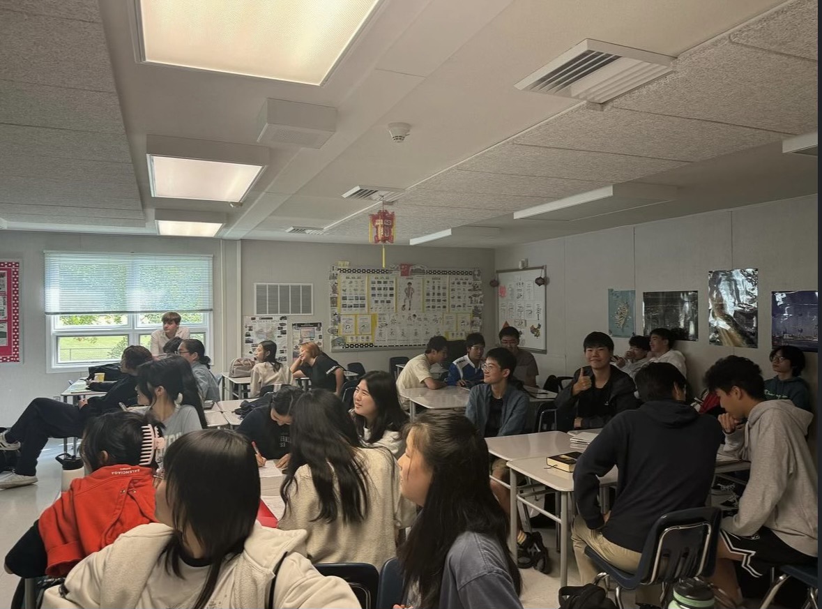  Chinese club has been a popular hotspot since its debut last year. Students fill the classroom for the interest meeting as the new school year begins.