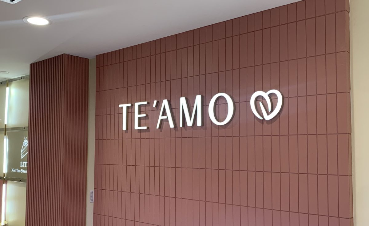 Te’Amo Boba Bar, which opened this past August, is the newest addition to the popular Mosaic shopping center. This cheerful boba spot offers a wide range of specialty-crafted drinks and snacks.