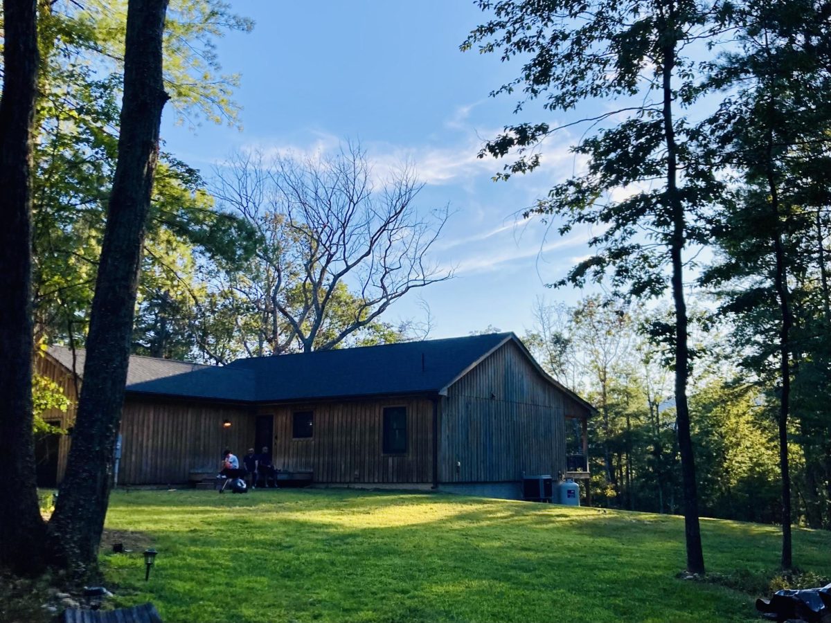 A cabin surrounded by trees at Shenandoah River State Park offers a quiet place to stay in the middle of nature. The wooded setting makes it feel peaceful and private.
