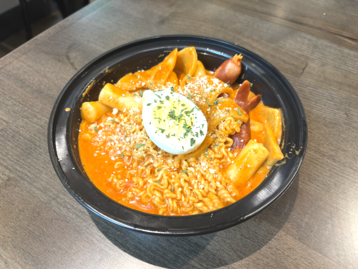 BHC Chicken’s Rose Rabokki consists of a variety of ingredients, including ramen noodles, rice cakes, fish cakes, fried sausages and a boiled egg. Despite this, the dish fails to balance the spice.
