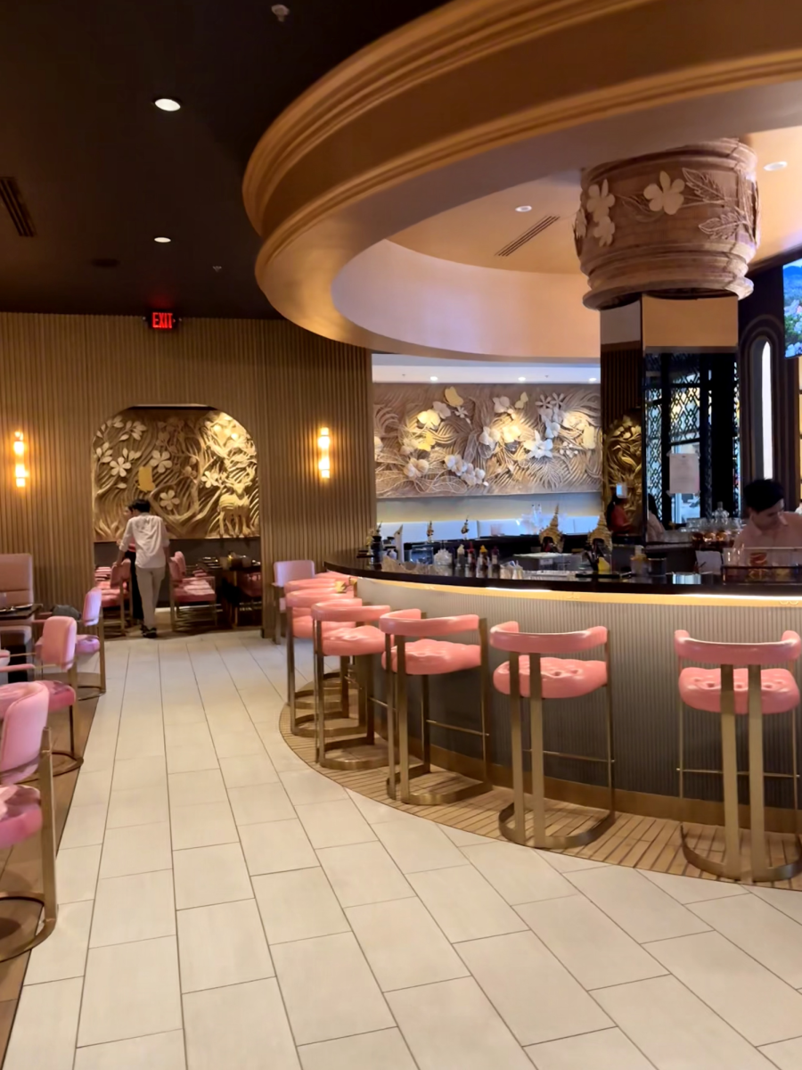 This is an image of the restaurant's interior. On the right is the semicircular bar, which is a focal point of the restaurant.